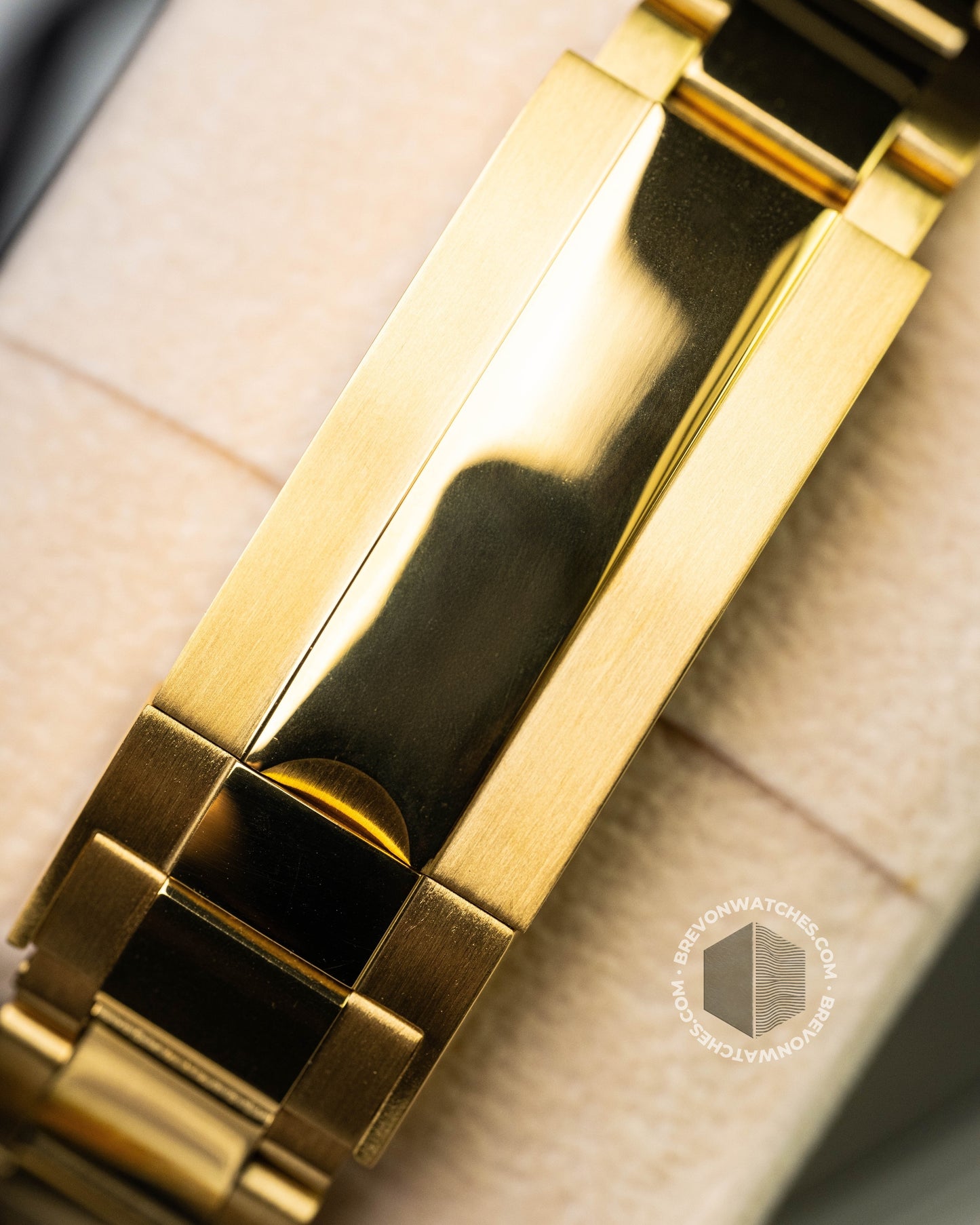 Racer | Gold Arabic